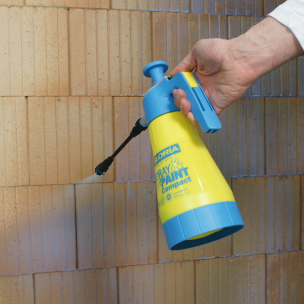 Haftgrundierung aufspritzen Haftgrundierung für Putze und Spachtel auf die Wand mit einem Pumpsprüher auftragen