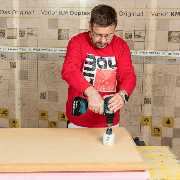 Auf der Rückseite der Holzfaserdämmplatte sägt der Baumit Handwerker das Loch für die Verteilerdose exakt aus - keine Ausbrüche garantiert. Baumit Anleitung zum Selbermachen.