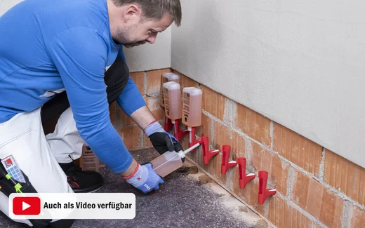 Handwerker injiziert Mauerwerkssperre gegen Feuchtigkeit zur Vermeidung von Schimmelbildung in Kellerw&auml;nden.