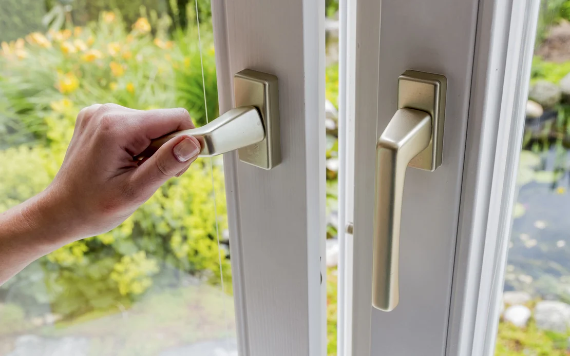Richtiges L&uuml;ften ist wichtig um Schimmel entgegen zu wirken.  Das Fenster wird ge&ouml;ffnet.