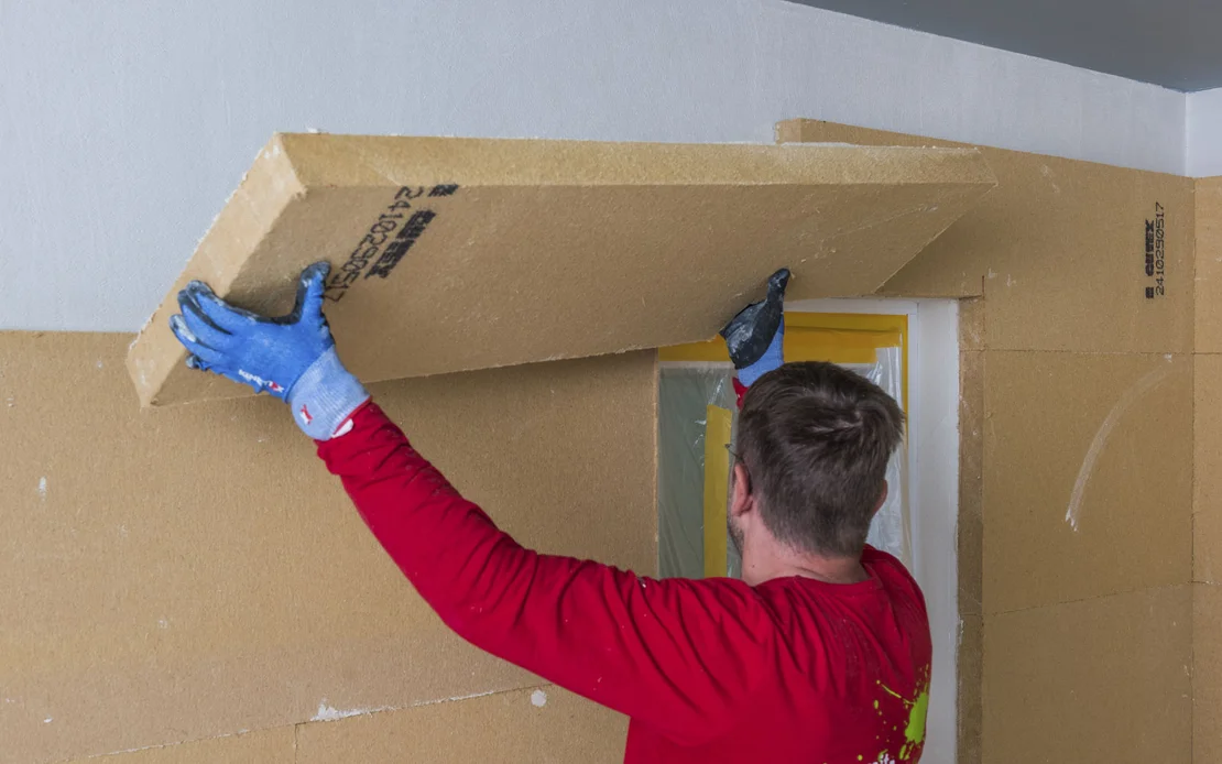 Die Innend&auml;mmung wird an die Wand geklebt.