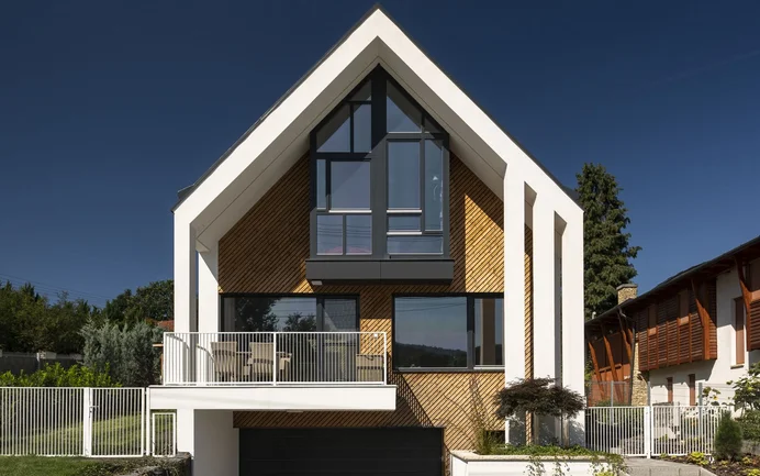 Eengezinswoning met een combinatie van hout en pleister als gevelontwerp