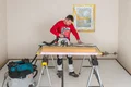 De Thermoroom houtvezelisolatieplaat wordt op maat gesneden.