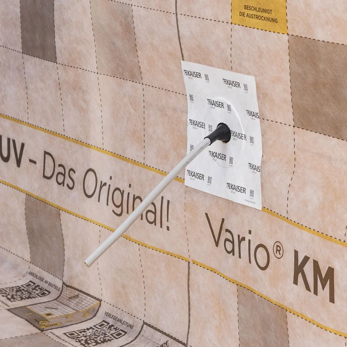 Das Kabel ist in der ersten Dämmebene eingebaut und durch die Dampfbremse geführt. Mit der selbstklebenden Luftdichtmanschette von Kaiser kann keine Luft oder Feuchtigkeit in die erste Dämmebene eindringen.