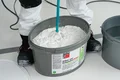 Detailfoto: Het airless en rolsilicaat wordt geroerd met een elektrisch roerwerk.