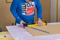 De verbindingswig wordt gemeten.