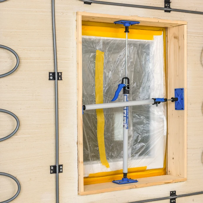 Tempor&auml;re Fensterabdeckung mit Schutzfolie und Spannstange zur Vorbereitung von Renovierungsarbeiten.