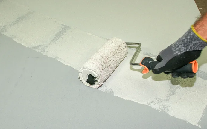 De achterkant van de Calciumsilicaatplaat wordt voorgestreken met Primer voor minerale ondergrond.