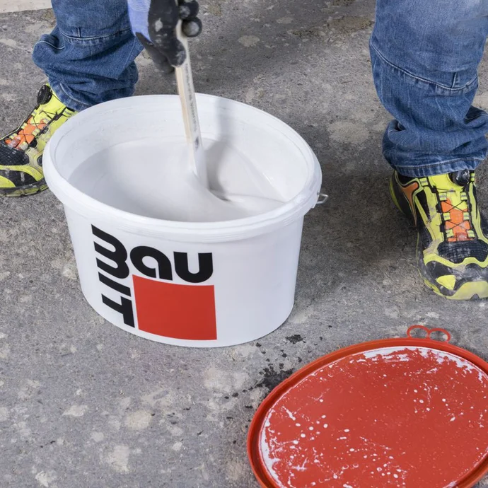 Grundierung im Baumit-Eimer wird mit einem R&uuml;hrstab verr&uuml;hrt.