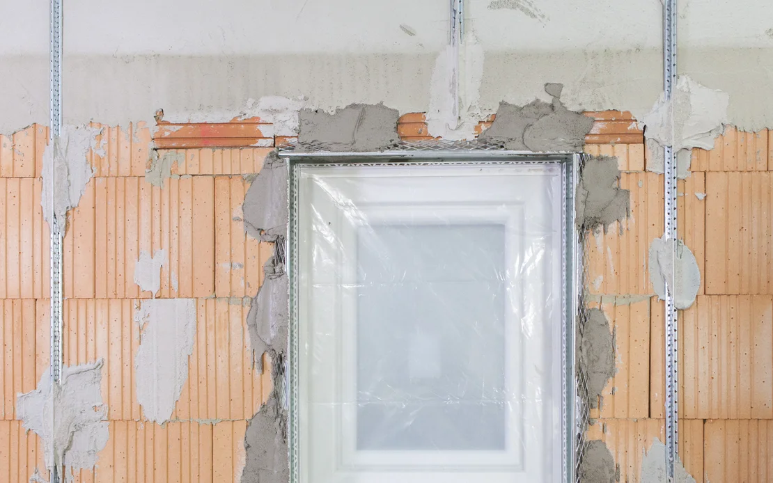 Um das Fenster sind Eckschienen gesetzt zum Schutz der Kanten des Fensters..