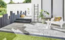 Modern terras grijs, lichte stenen platen en palissaden in antraciet.