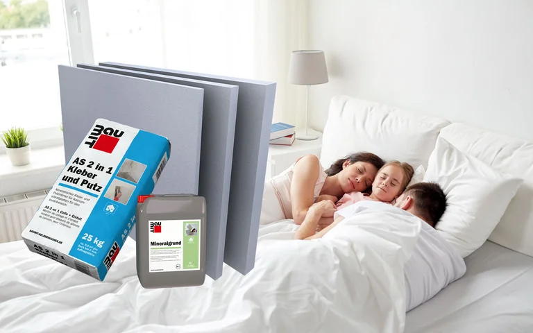 Schimmelsanierung mit Baumit: Familie schläft zufrieden im Schlafzimmer. Baumit AS 2 in 1 Kleber + Putz, Kalziumsilikatplatten und Mineralgrund sind abgebildet.