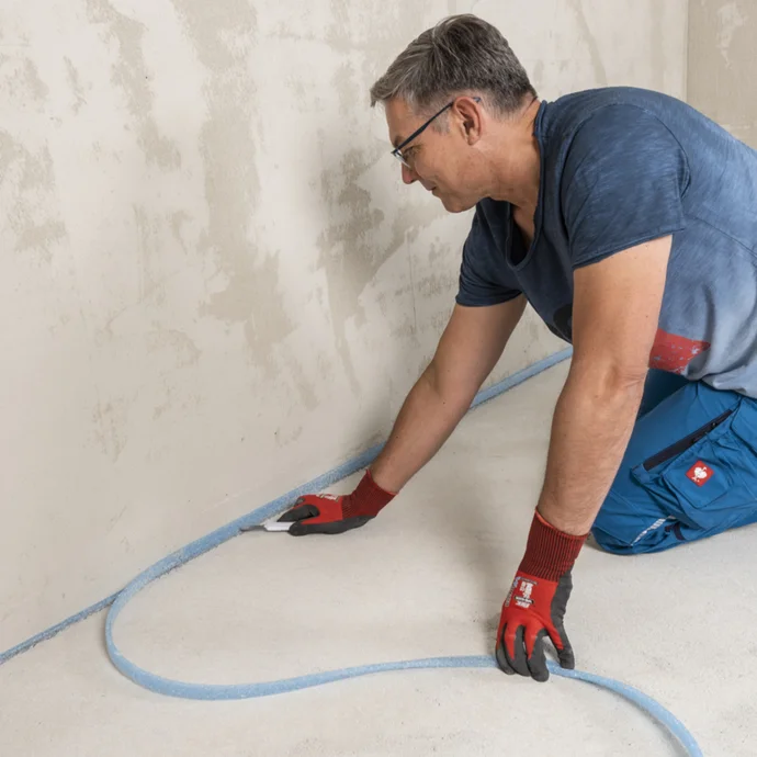 &uuml;berstehenden Randd&auml;mmstreifen vor dem Verputzen der Wand abschneiden