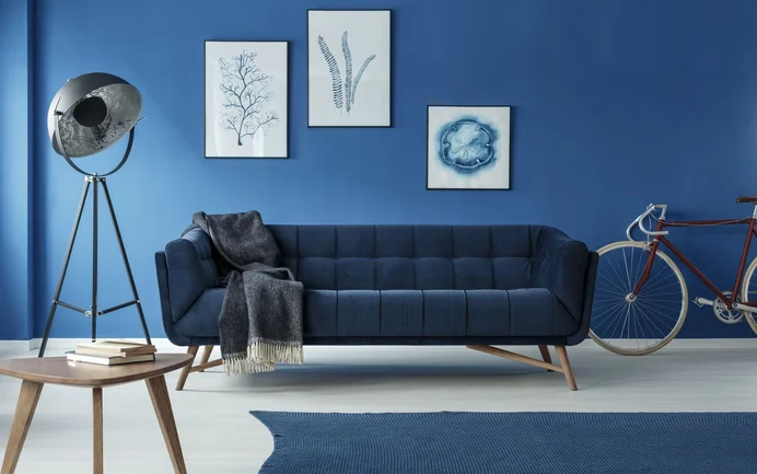 Interieurinrichting met blauwe muurverf. Gevel- en interieurelementen in blauwtinten komen koel en ruimtelijk over.