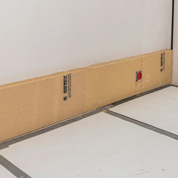 Fluchtgerecht und lotrecht geklebte erste Reihe Baumit Holzfaserd&auml;mmplatten als Innend&auml;mmung an der Wand &ndash; exakte Ausrichtung der ersten D&auml;mmplattenreihe als Grundlage f&uuml;r alle weiteren Reihen, Baumit Selbermachen Anleitung.
