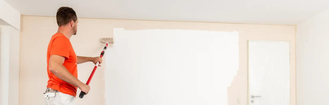 Wand und Decke mit Wandfarbe wei&szlig; oder farbig streichen