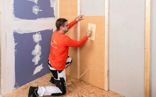 So montierst du die erste Dämmebene mit Tragkonstruktion einer Innendämmung an die Wand. Baumit Anleitung zum Selbermachen.