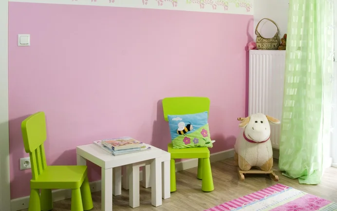 Roze geschilderde kamer met groene accenten