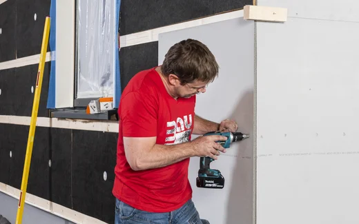 Zementplatte Powerpanel oder Aquapanel an einer Außenecke an der Fassade verschrauben