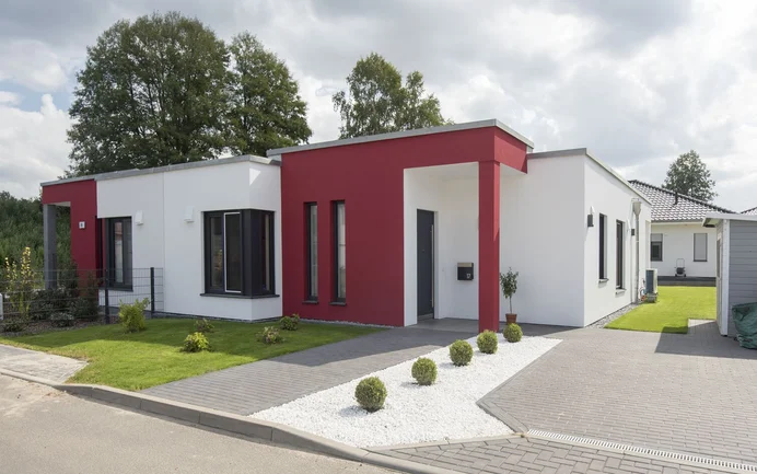 Eengezinswoning met een rood geschilderde ingang