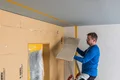 De verbindingswig wordt aan het plafond gelijmd.