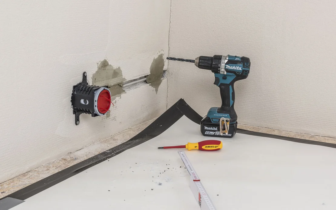 Fertig montierte Steckdose bzw. Installationsdose bei einer Innend&auml;mmung mit Holzfaserd&auml;mmplatten.