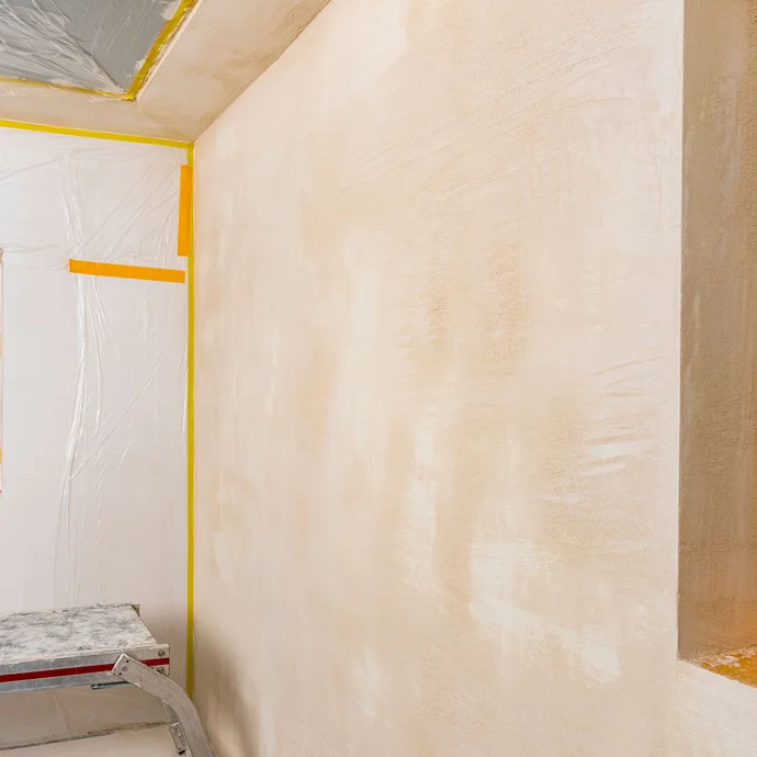 Innenwand mit aufgetragenem Baumit Kalkin Kalkspachtel multifine trocknet ab &ndash; Grundspachtelung vollst&auml;ndig trocknen lassen vor der Deckspachtelung, Baumit Selbermachen Anleitung.