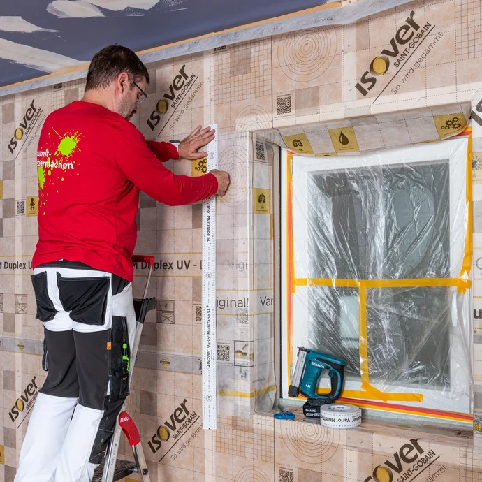 Das Folienstück der Dampfbremse um das Fenster wird mit systemdazugehörigen ISOVER Klebeband Vario MultiTape SL+ abgedichtet. Baumit Anleitung für Heimwerker.