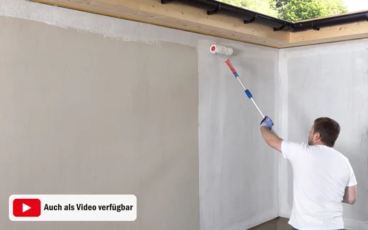 Heimwerker streicht Innenwand mit Farbrolle; Schritt-f&uuml;r-Schritt-Anleitung f&uuml;r DIY-Renovierung auf Baumit-Website verf&uuml;gbar.