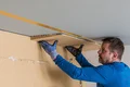 De verbindingswig wordt aan het plafond gelijmd.