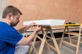 De Voegafdichtingstape wordt aan de bovenkant van de basisisolatieplaat gelijmd.