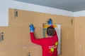 De Thermoroom houtvezelisolatieplaat wordt op de muur gelijmd.