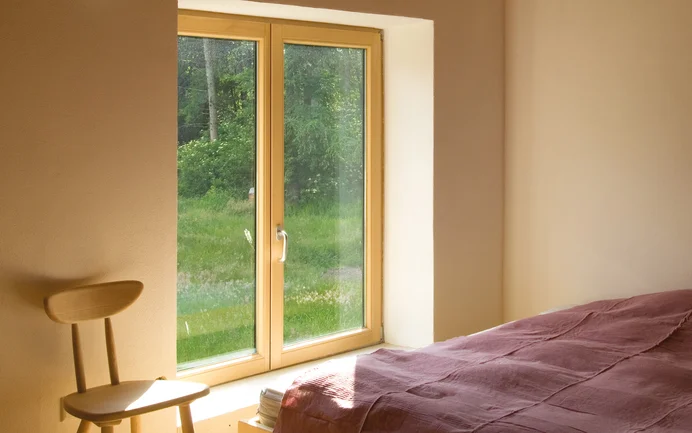 De slaapkamer, die is bepleisterd met Baumit kleipleister, oogt warm en is teruggebracht tot de essentie.